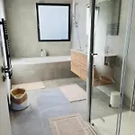 Maison Neuve 3 - Confort Pour Famille & Amis, Wifi, Parking Ferienhaus