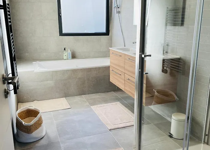 Maison Neuve 3 - Confort Pour Famille & Amis, Wifi, Parking Holiday home